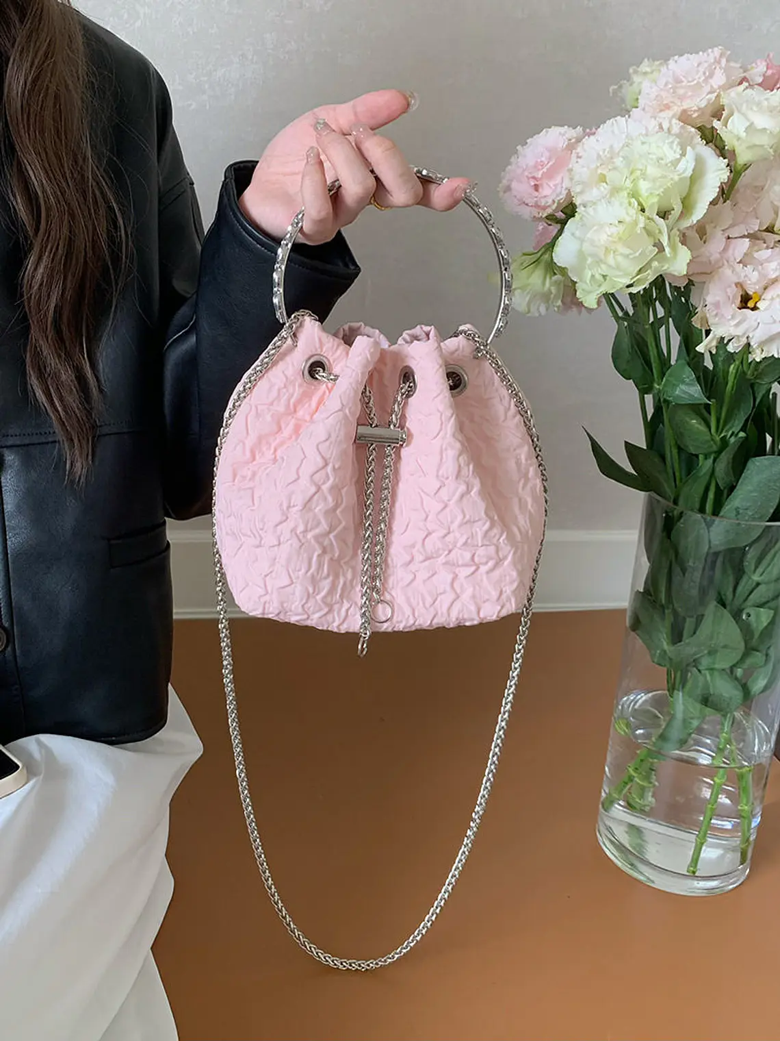 Bolso Cubo de Tela Fruncida con Asa de Cristal y Cadena Plateada 9