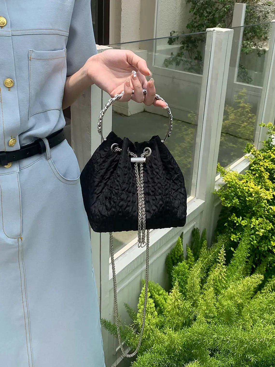 Bolso Cubo de Tela Fruncida con Asa de Cristal y Cadena Plateada 11