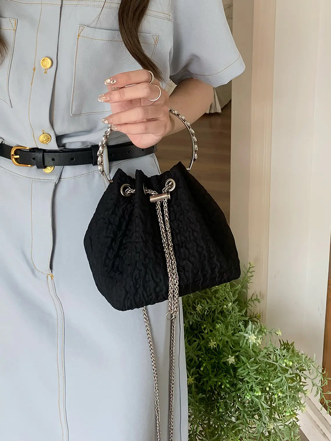 Bolso Cubo de Tela Fruncida con Asa de Cristal y Cadena Plateada 10
