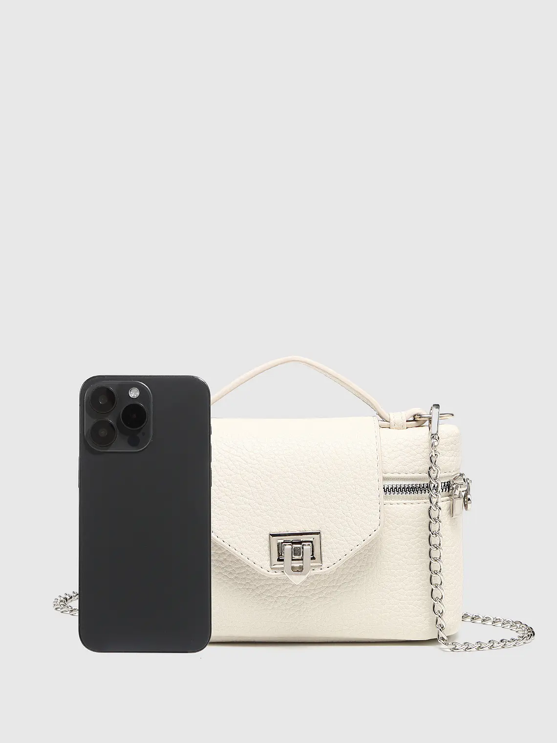 Bolso Mini Caja con Cierre de Candado y Cadena Plateada 10
