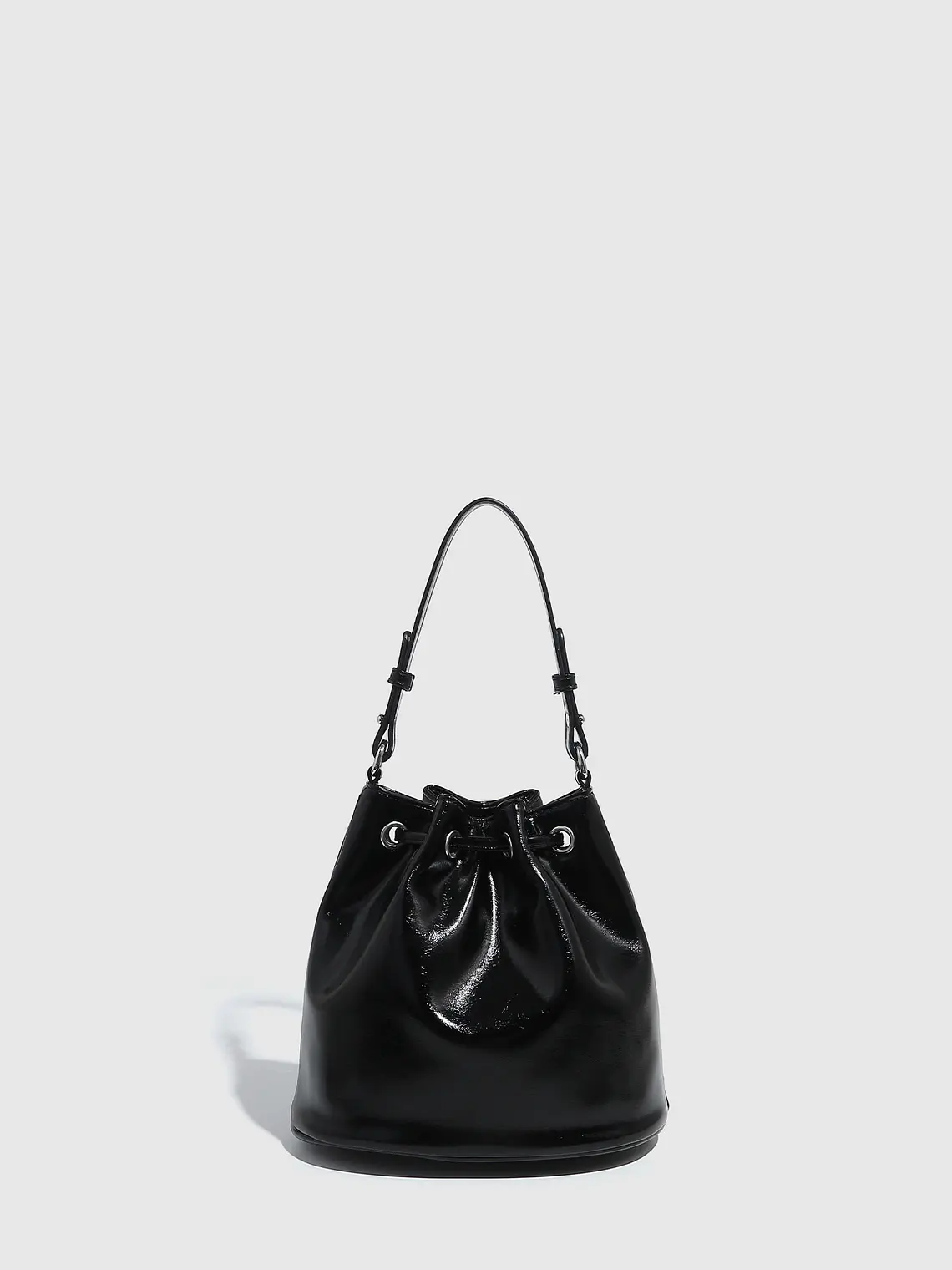 Bolso Bucket con Ojales Metálicos · Correa de Cadena · Estilo Urbano 2