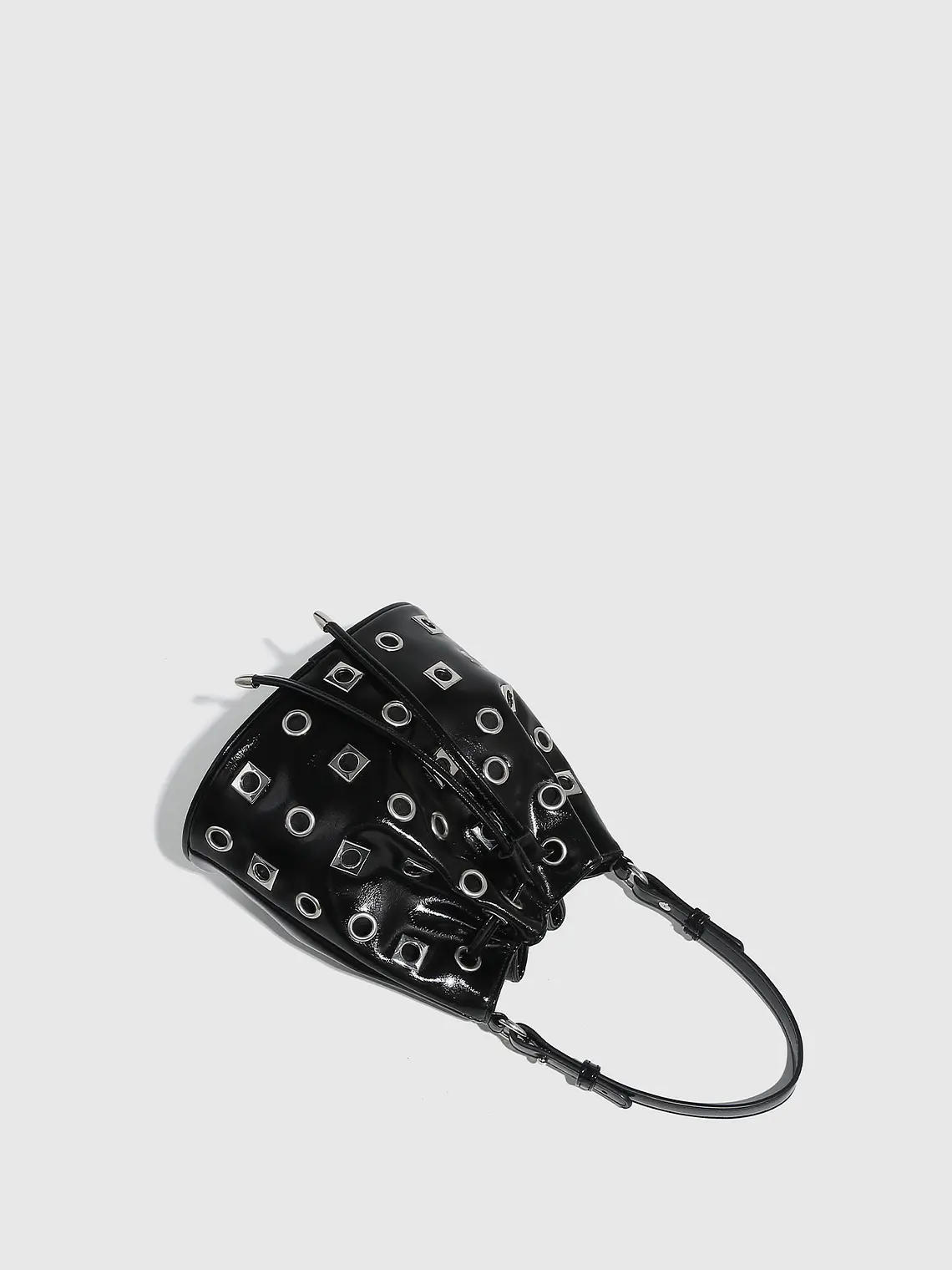 Bolso Bucket con Ojales Metálicos · Correa de Cadena · Estilo Urbano 5