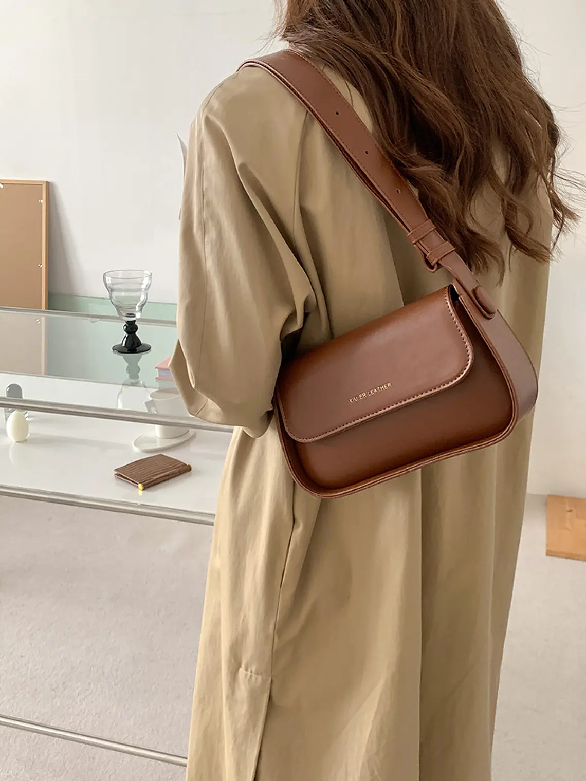 Bandolera Rectangular con Solapa · Correa Ajustable · Estilo Minimalista Retro 3