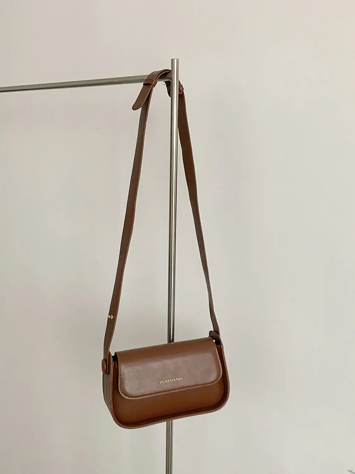 Bandolera Rectangular con Solapa · Correa Ajustable · Estilo Minimalista Retro 2