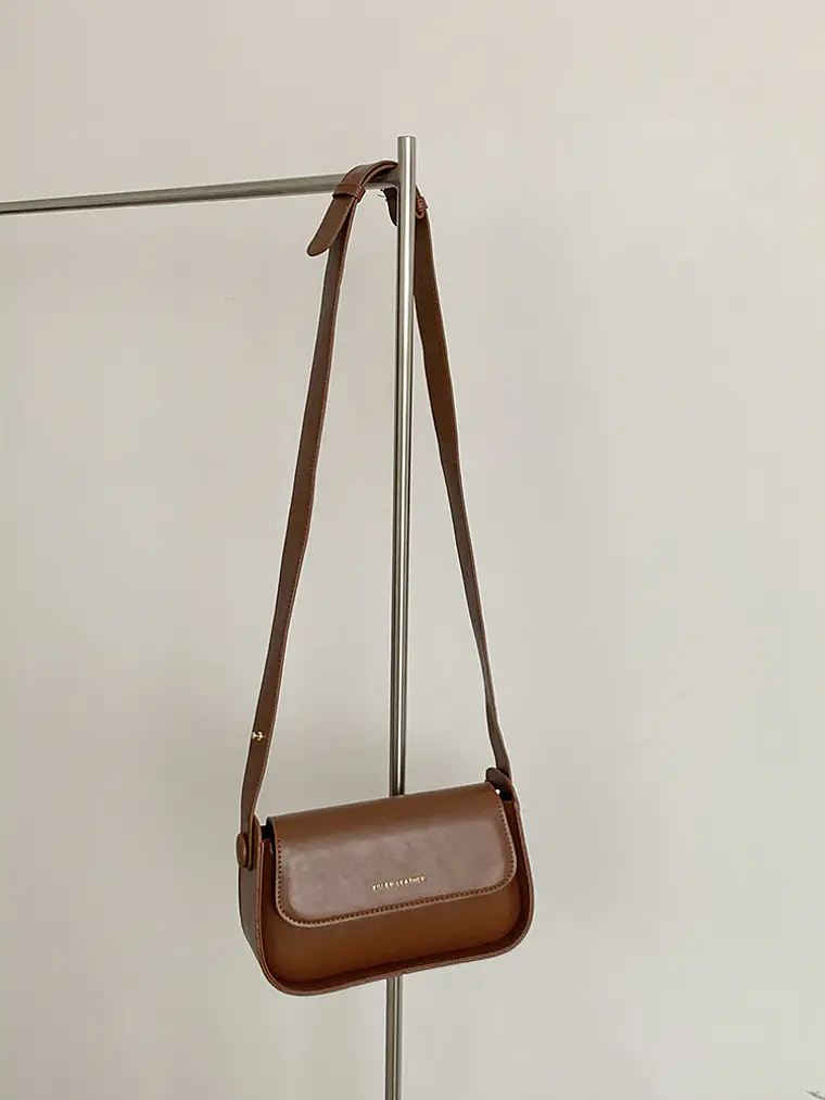 Bandolera Rectangular con Solapa · Correa Ajustable · Estilo Minimalista Retro 2