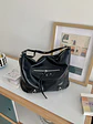 Bolso Hobo Grande con Bolsillo Frontal · Herrajes Metálicos · Estilo Urbano Motero - Miniatura 4