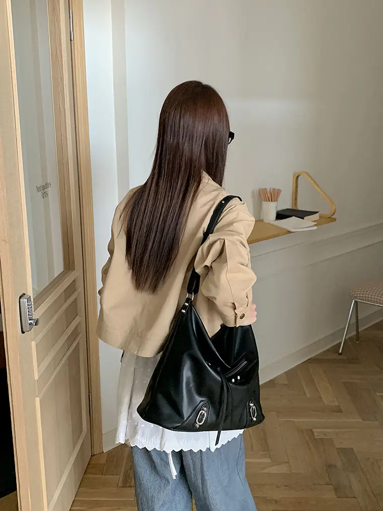 Bolso Hobo Grande con Bolsillo Frontal · Herrajes Metálicos · Estilo Urbano Motero 5