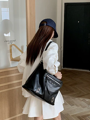 Bolso Hobo Grande con Bolsillo Frontal · Herrajes Metálicos · Estilo Urbano Motero