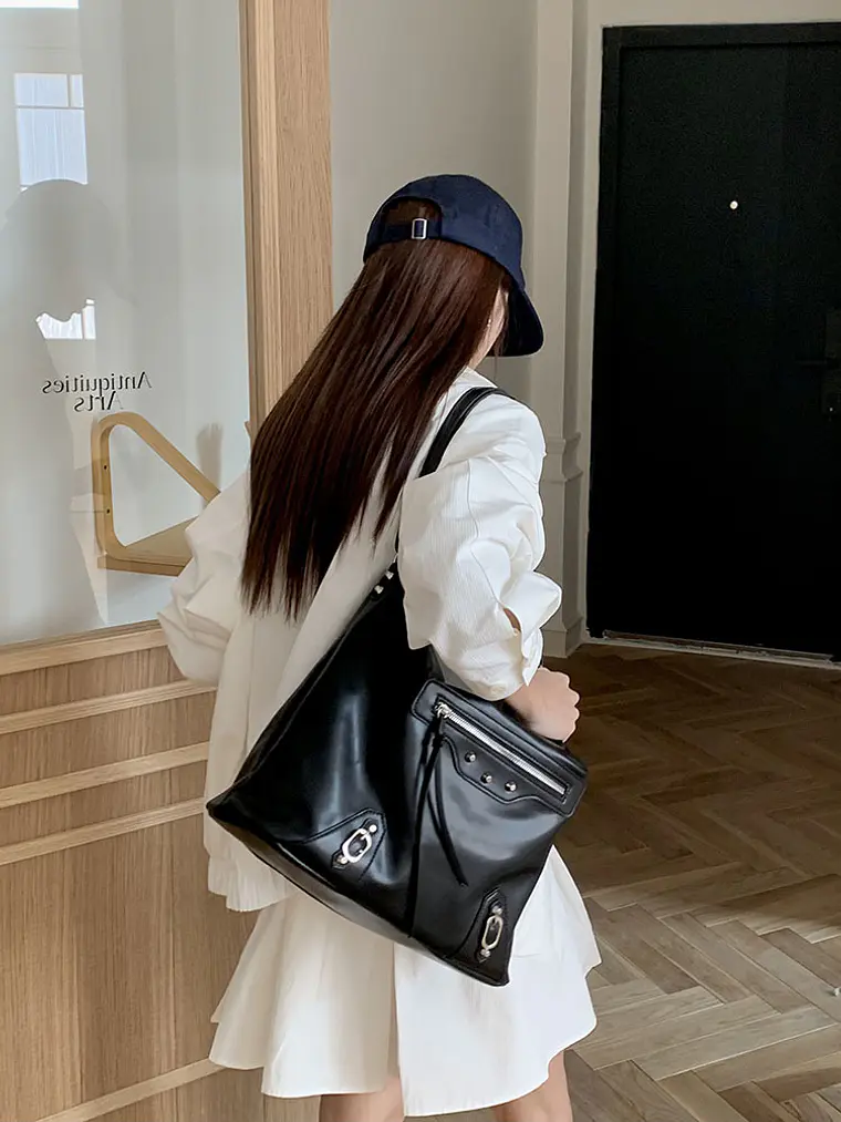 Bolso Hobo Grande con Bolsillo Frontal · Herrajes Metálicos · Estilo Urbano Motero 1