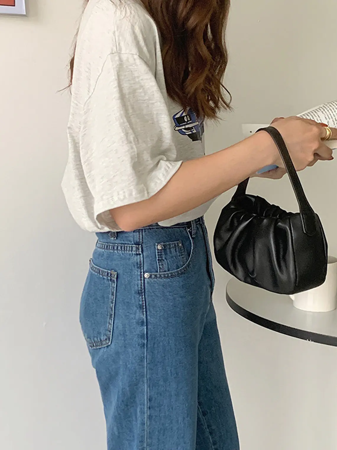 Bolso Mini Fruncido con Asa Curva · Pliegues Suaves · Estilo Minimalista 3