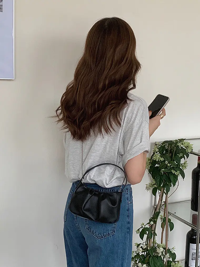 Bolso Mini Fruncido con Asa Curva · Pliegues Suaves · Estilo Minimalista 1
