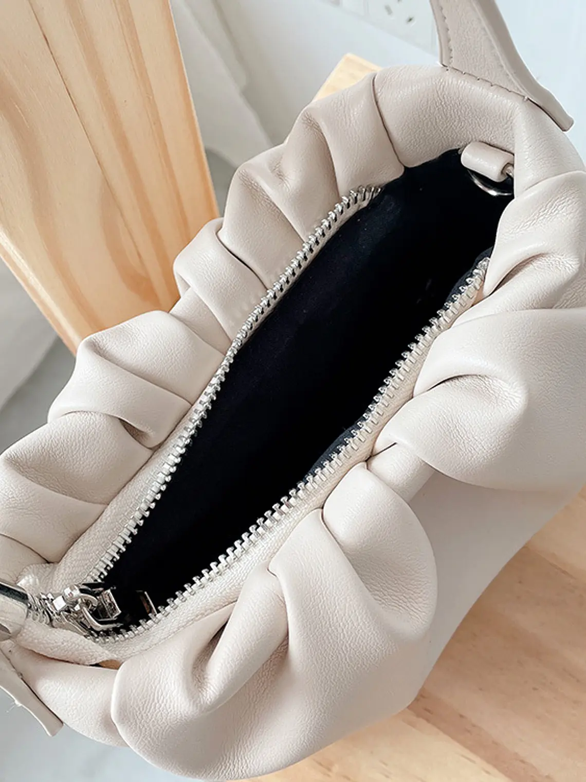 Bolso Mini Fruncido con Asa Curva · Pliegues Suaves · Estilo Minimalista 8