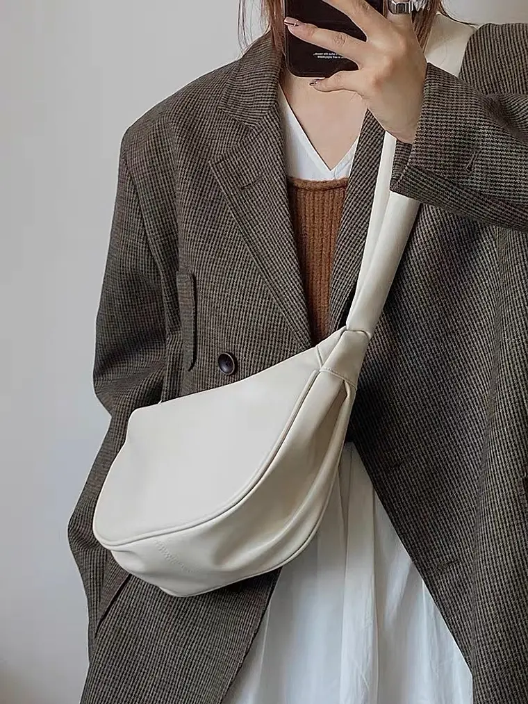 Bolso Hobo Curvo con Correa Ancha · Cierre de Aro Metálico · Estilo Urbano 2
