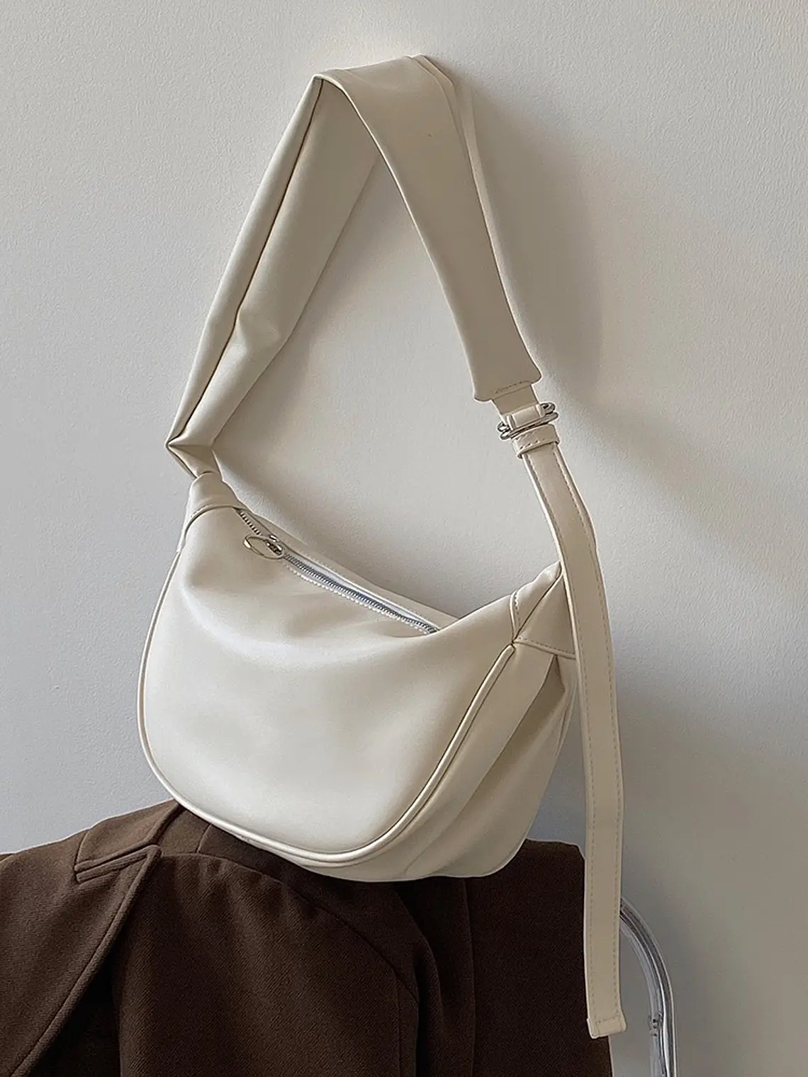 Bolso Hobo Curvo con Correa Ancha · Cierre de Aro Metálico · Estilo Urbano 1