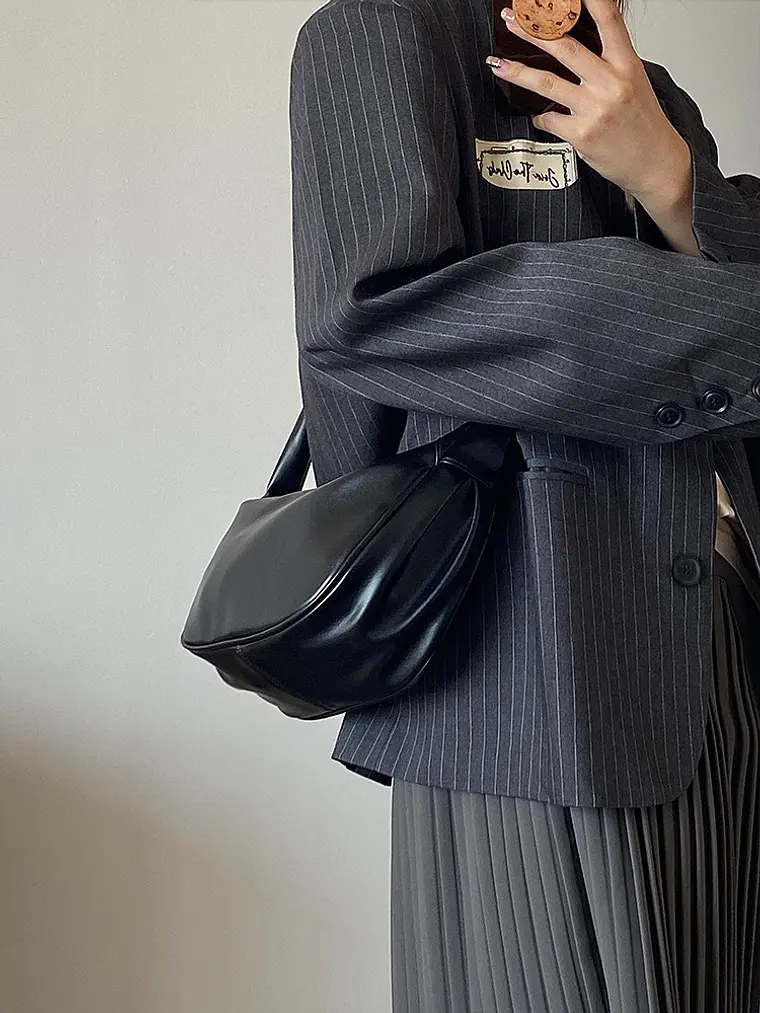 Bolso Hobo Curvo con Correa Ancha · Cierre de Aro Metálico · Estilo Urbano 7