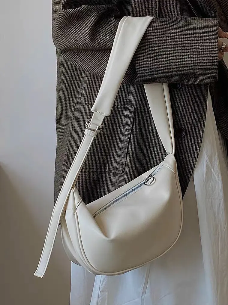 Bolso Hobo Curvo con Correa Ancha · Cierre de Aro Metálico · Estilo Urbano 3