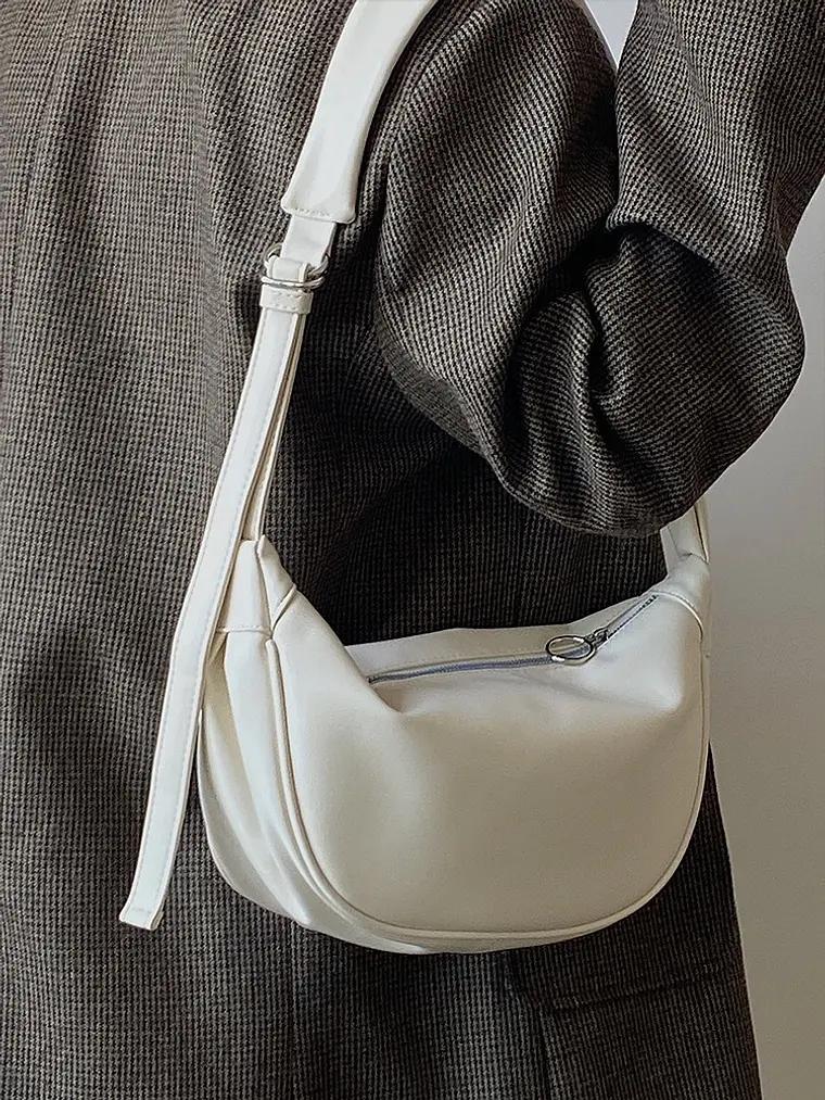 Bolso Hobo Curvo con Correa Ancha · Cierre de Aro Metálico · Estilo Urbano 4