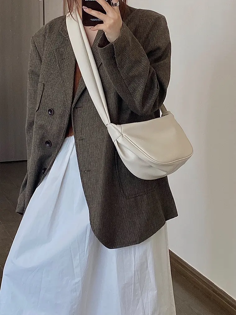 Bolso Hobo Curvo con Correa Ancha · Cierre de Aro Metálico · Estilo Urbano 5