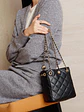Bolso Bucket Mini Acolchado con Cadena Dorada y Detalle Floral - Miniatura 7