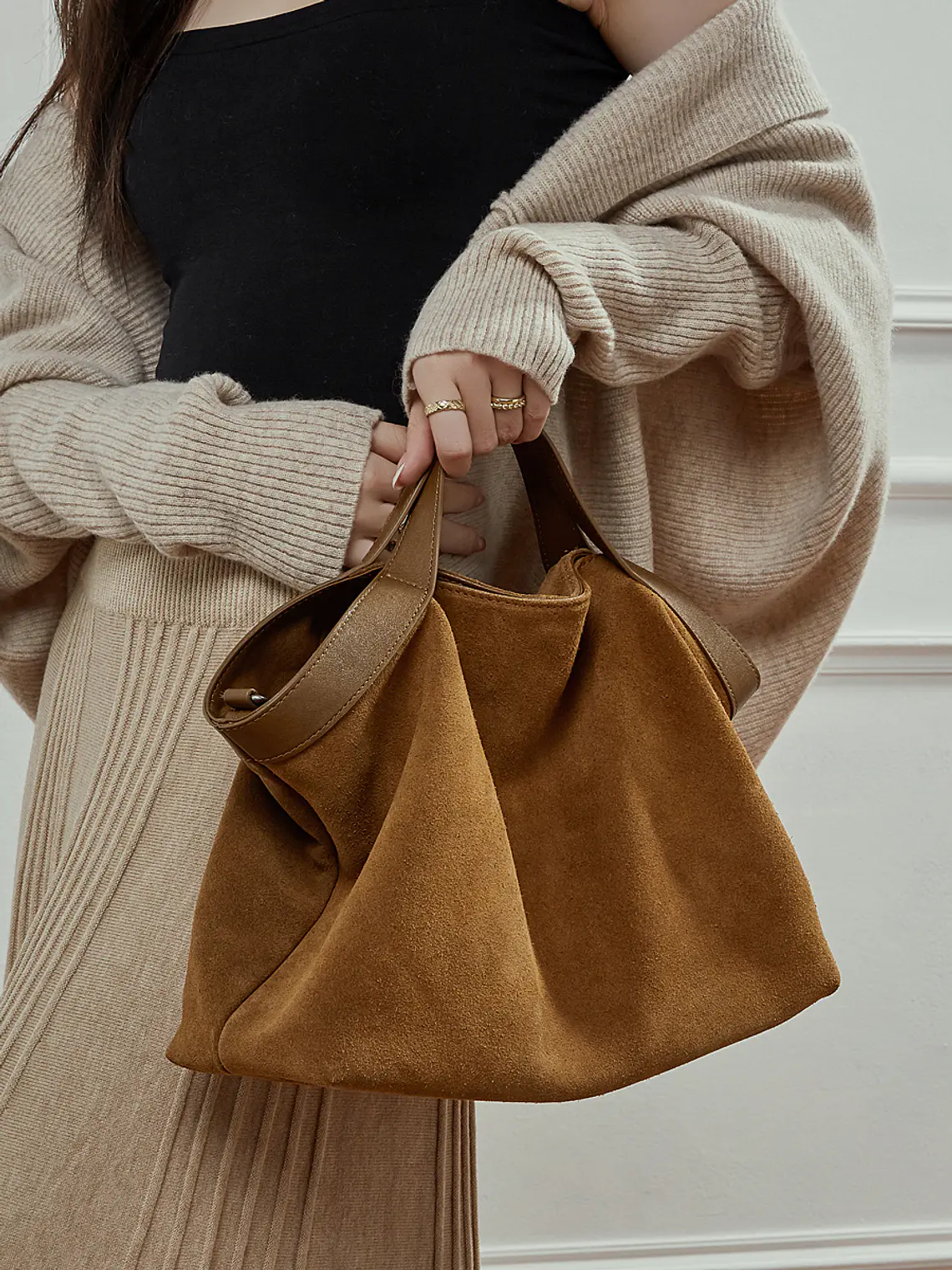 Bolso Tote de Gamuza con Caída Natural · Asas Dobles 11