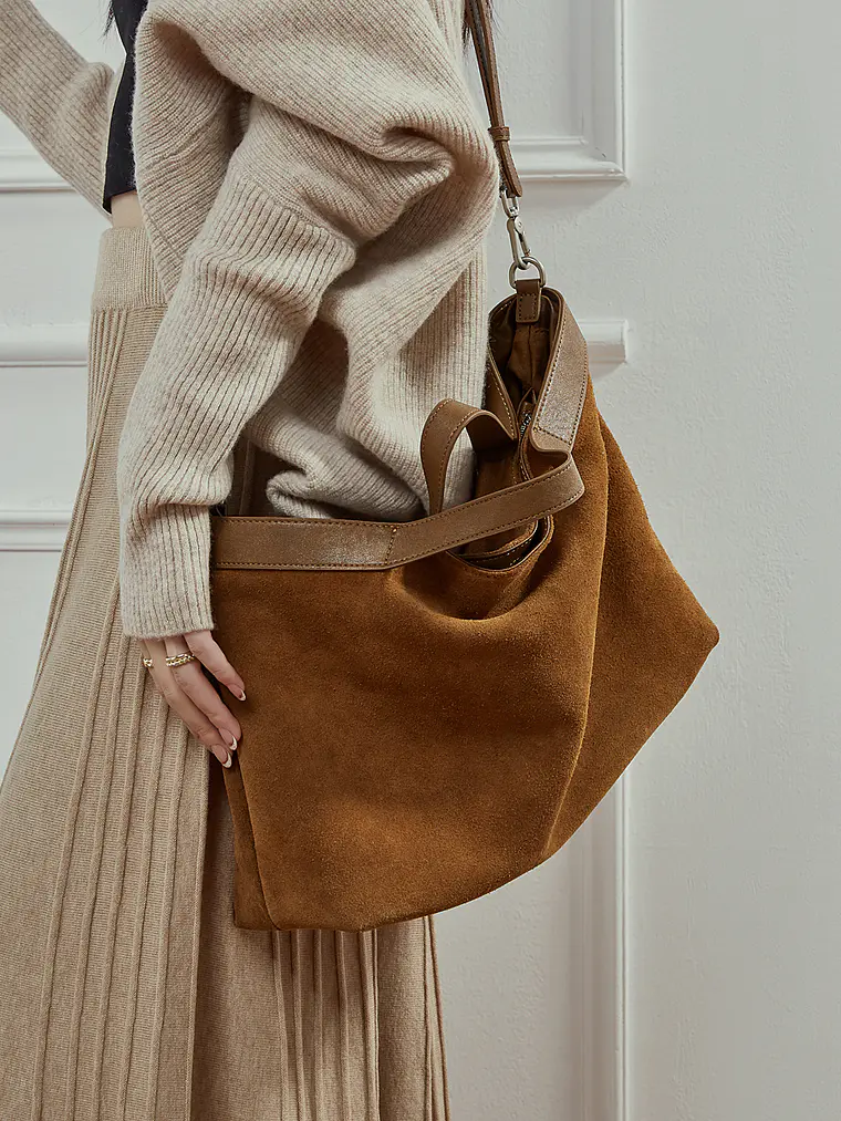 Bolso Tote de Gamuza con Caída Natural · Asas Dobles 13