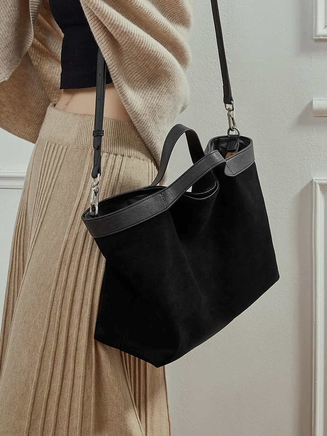Bolso Tote de Gamuza con Caída Natural · Asas Dobles 5