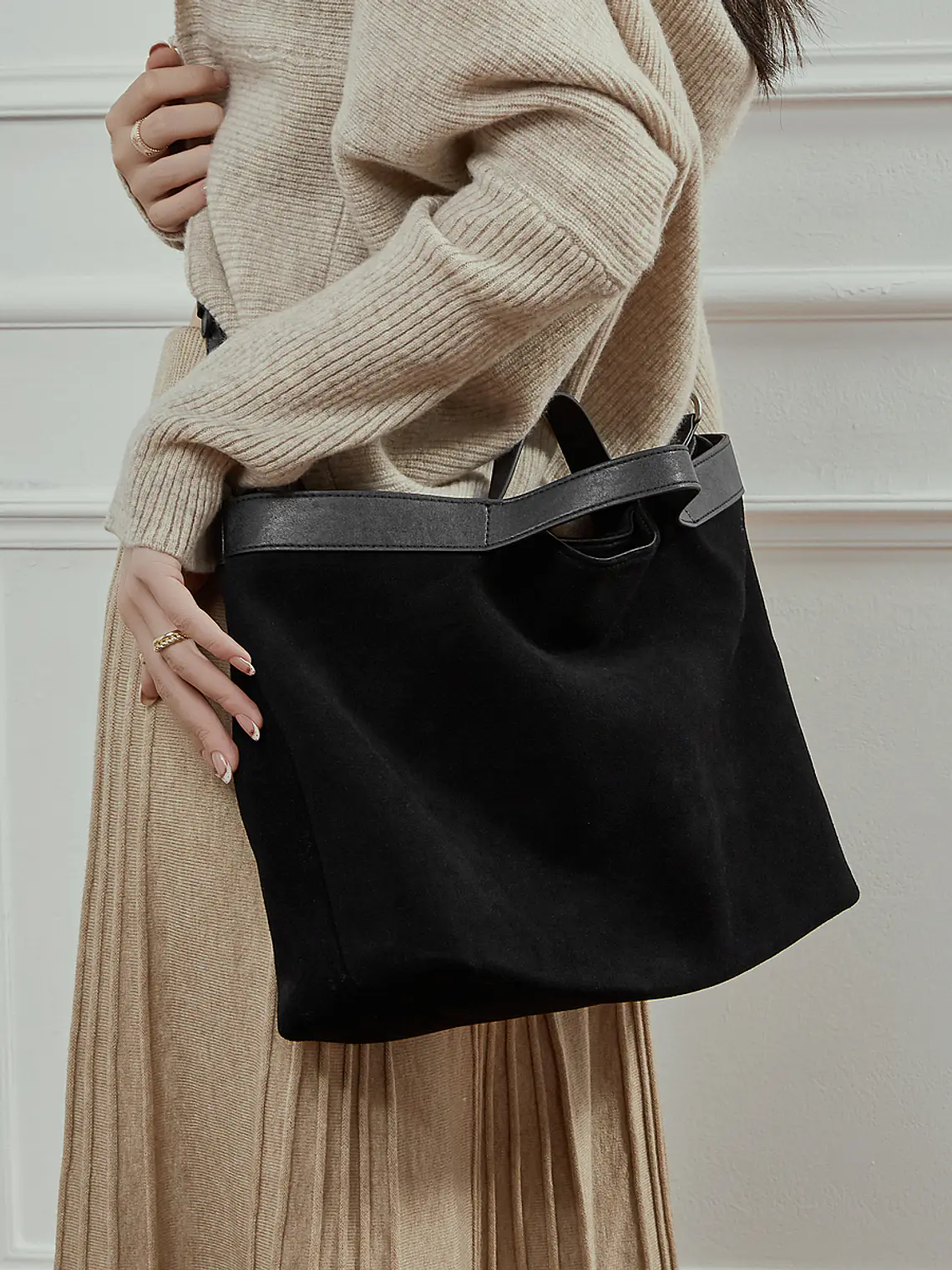 Bolso Tote de Gamuza con Caída Natural · Asas Dobles 6