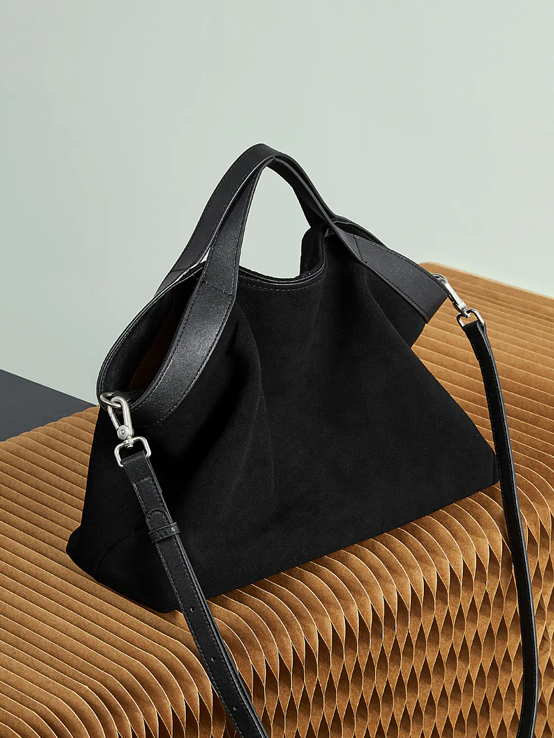 Bolso Tote de Gamuza con Caída Natural · Asas Dobles 2