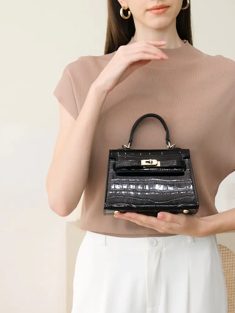 Mini Bolso Estructurado Croco · Cierre Metálico Dorado 4