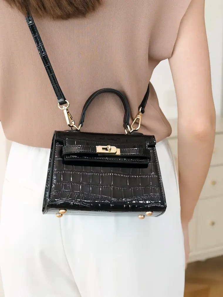 Mini Bolso Estructurado Croco · Cierre Metálico Dorado 5