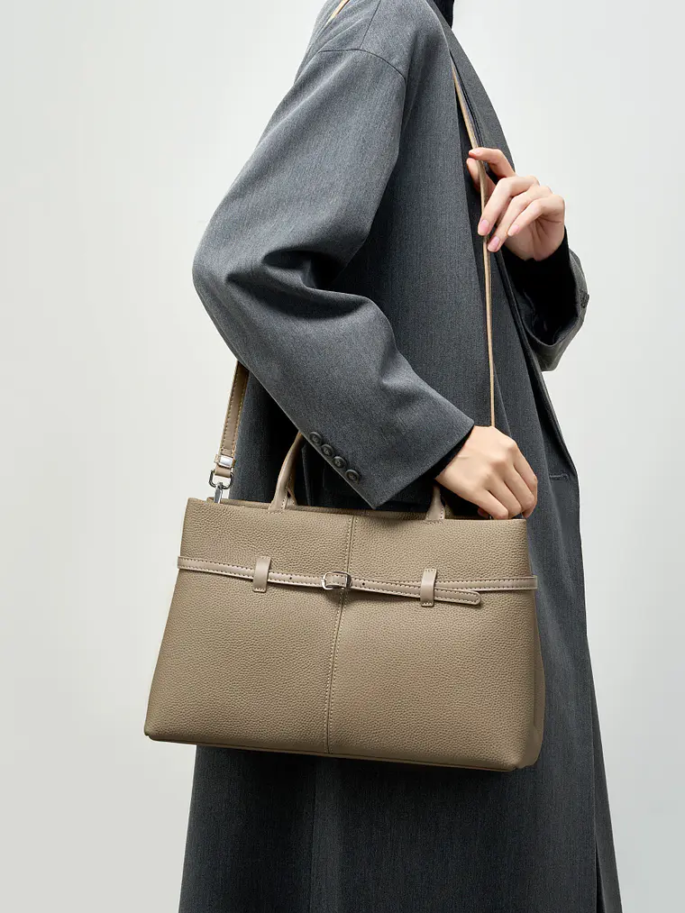 Bolso Tote de Cuero · Cinturón Frontal · Elegancia Estructurada 9
