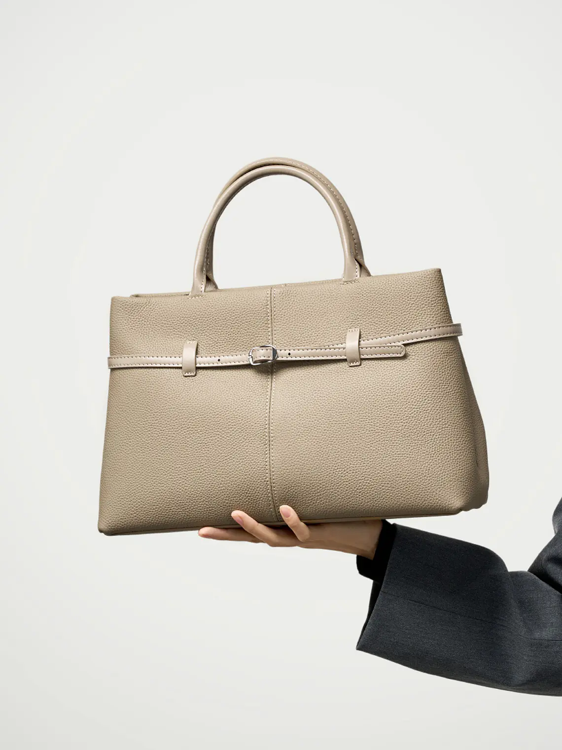 Bolso Tote de Cuero · Cinturón Frontal · Elegancia Estructurada 8
