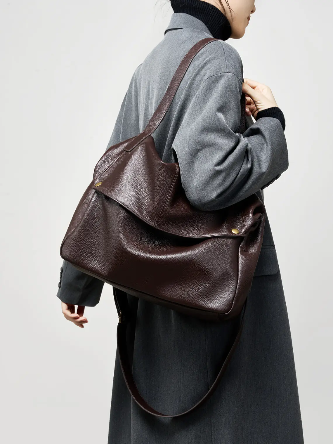 Bolso Hobo de Cuero · Solapa Suave · Volumen Relajado 1