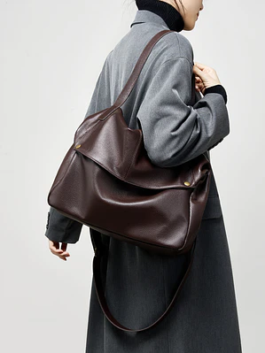 Bolso Hobo de Cuero · Solapa Suave · Volumen Relajado