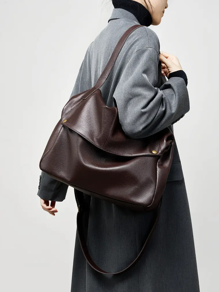 Bolso Hobo de Cuero · Solapa Suave · Volumen Relajado 1