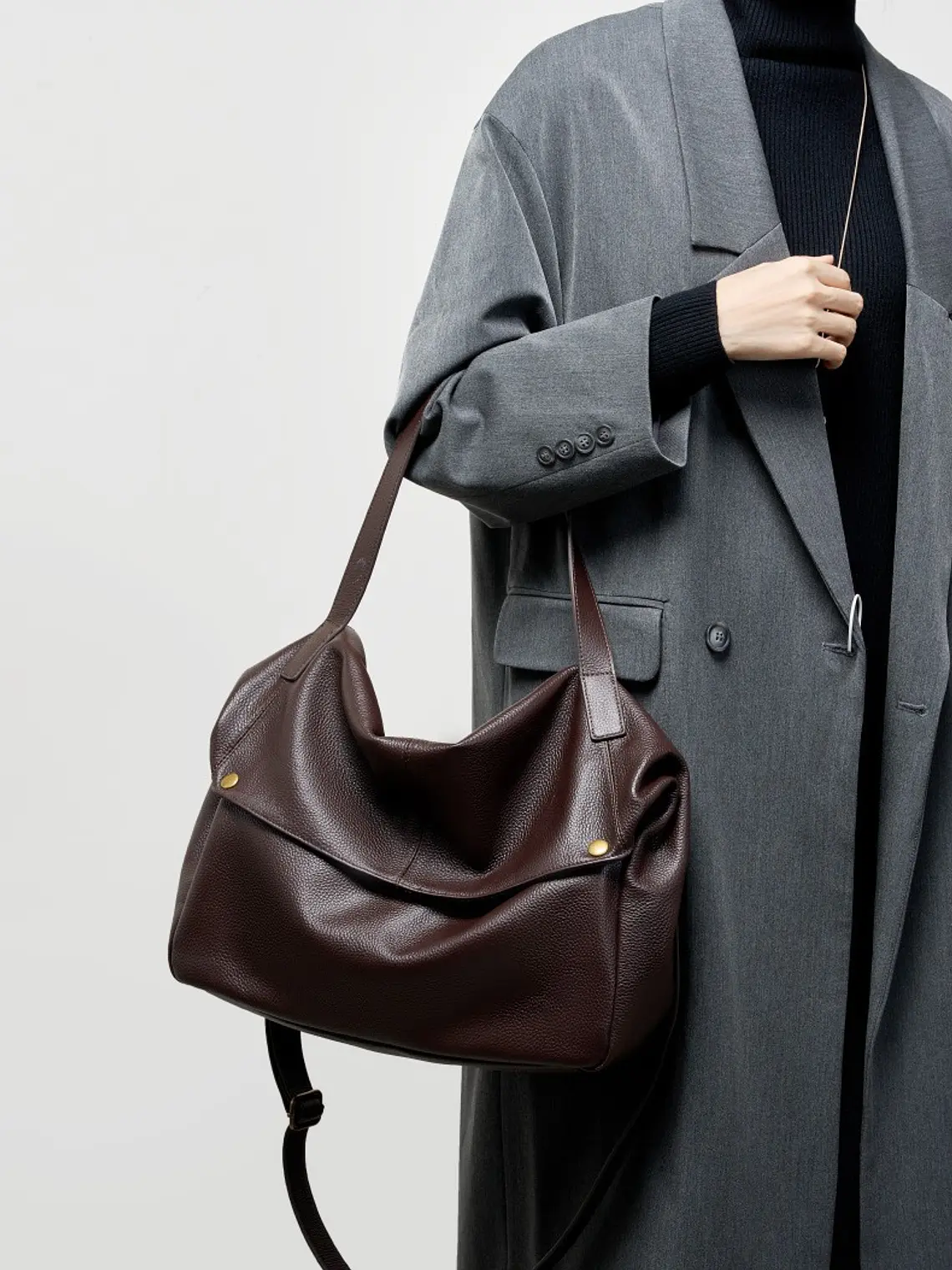Bolso Hobo de Cuero · Solapa Suave · Volumen Relajado 3