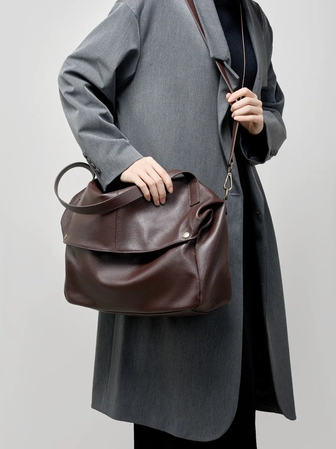 Bolso Hobo de Cuero · Solapa Suave · Volumen Relajado 4