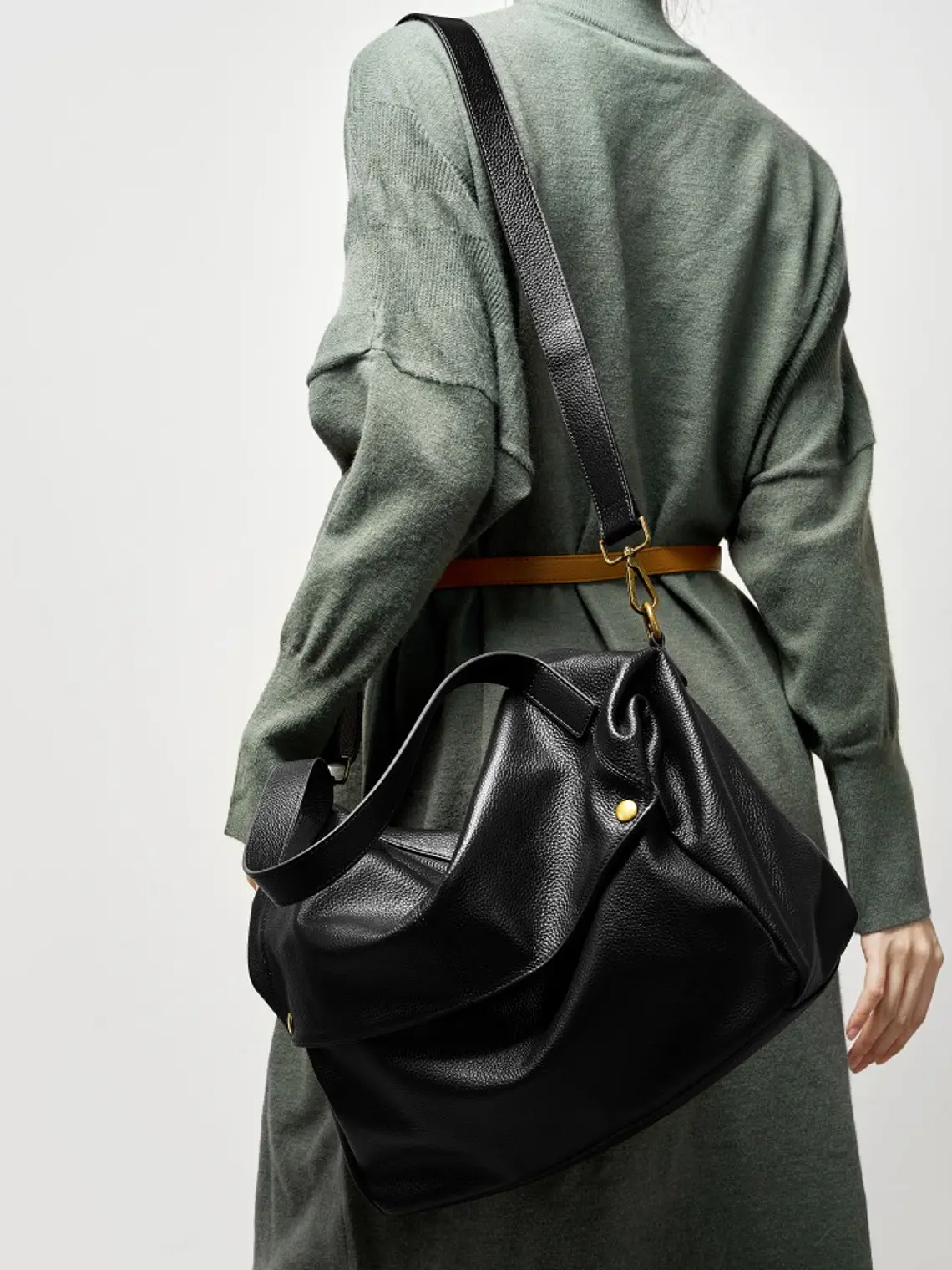 Bolso Hobo de Cuero · Solapa Suave · Volumen Relajado 11