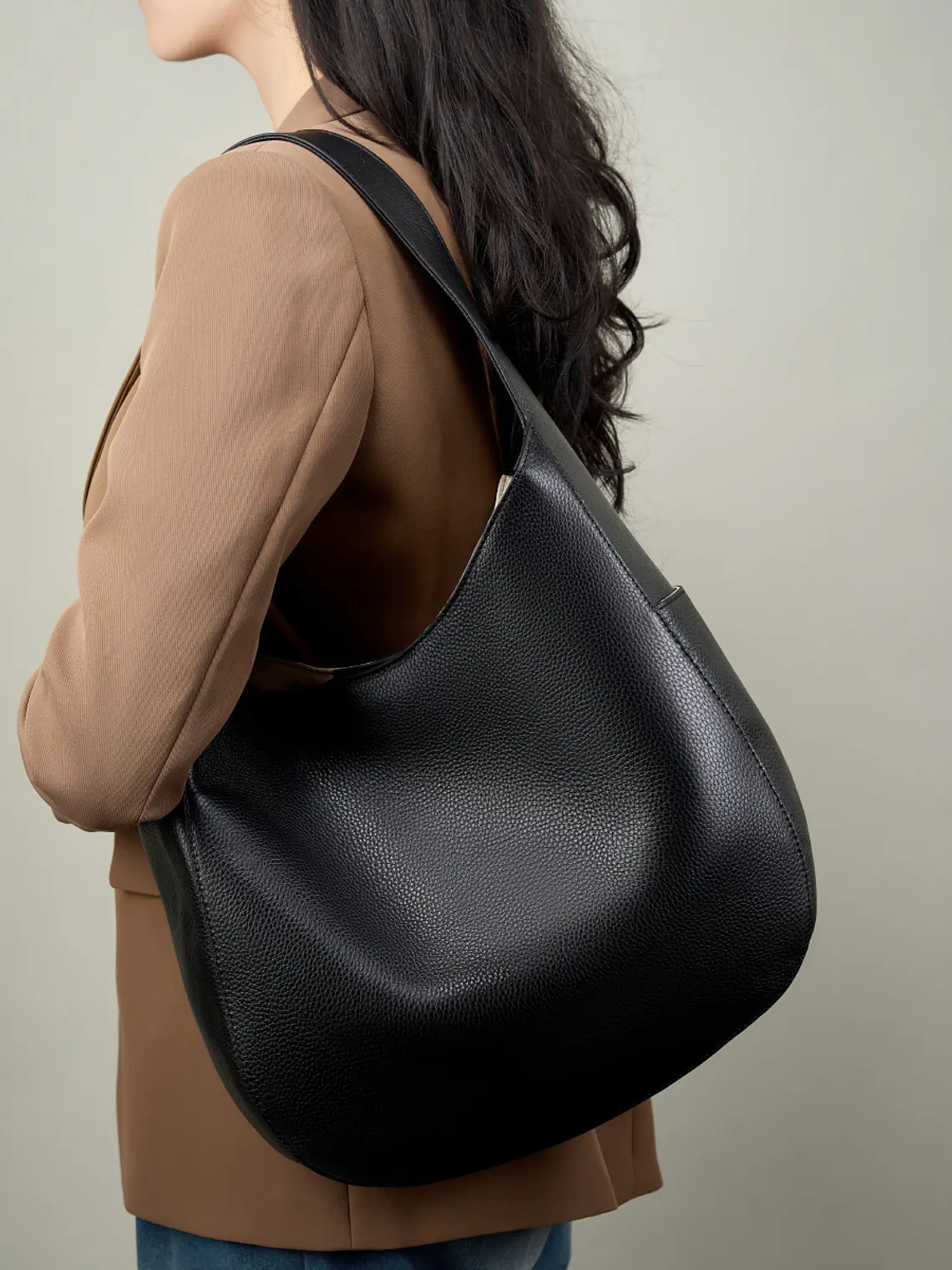 Bolso Hobo de Cuero Vacuno · Silueta Suave · Estilo Minimalista 13