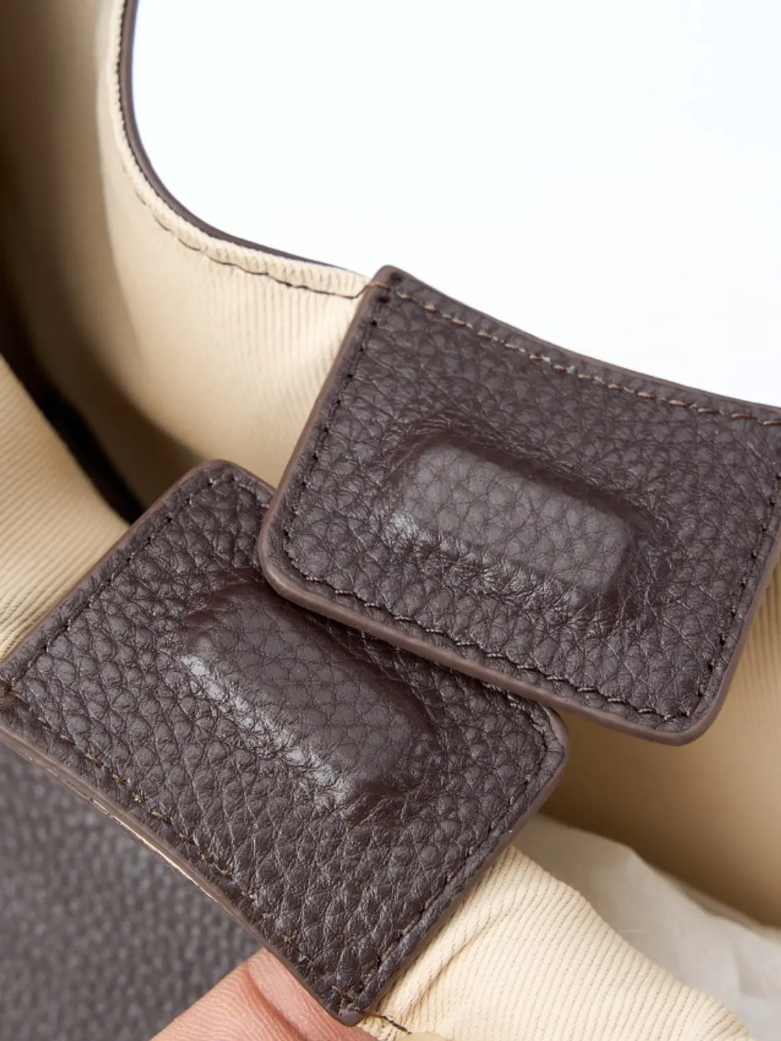 Bolso Hobo de Cuero Vacuno · Silueta Suave · Estilo Minimalista 10