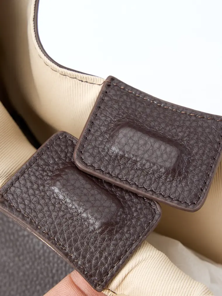 Bolso Hobo de Cuero Vacuno · Silueta Suave · Estilo Minimalista 10