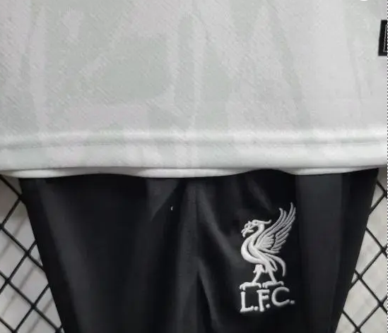 KIT CRIANÇA LIVERPOOL THIRD 23-24 BRANCA 4
