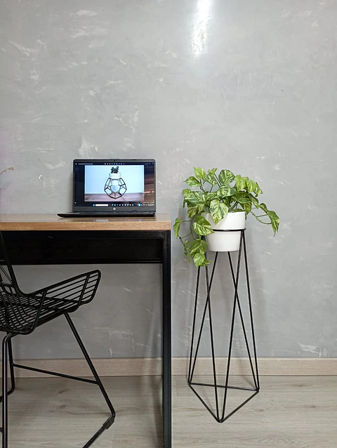 Soporte para Plantas Acamar 70 cm - Diseño Geométrico Minimalista (Incluye Matera)