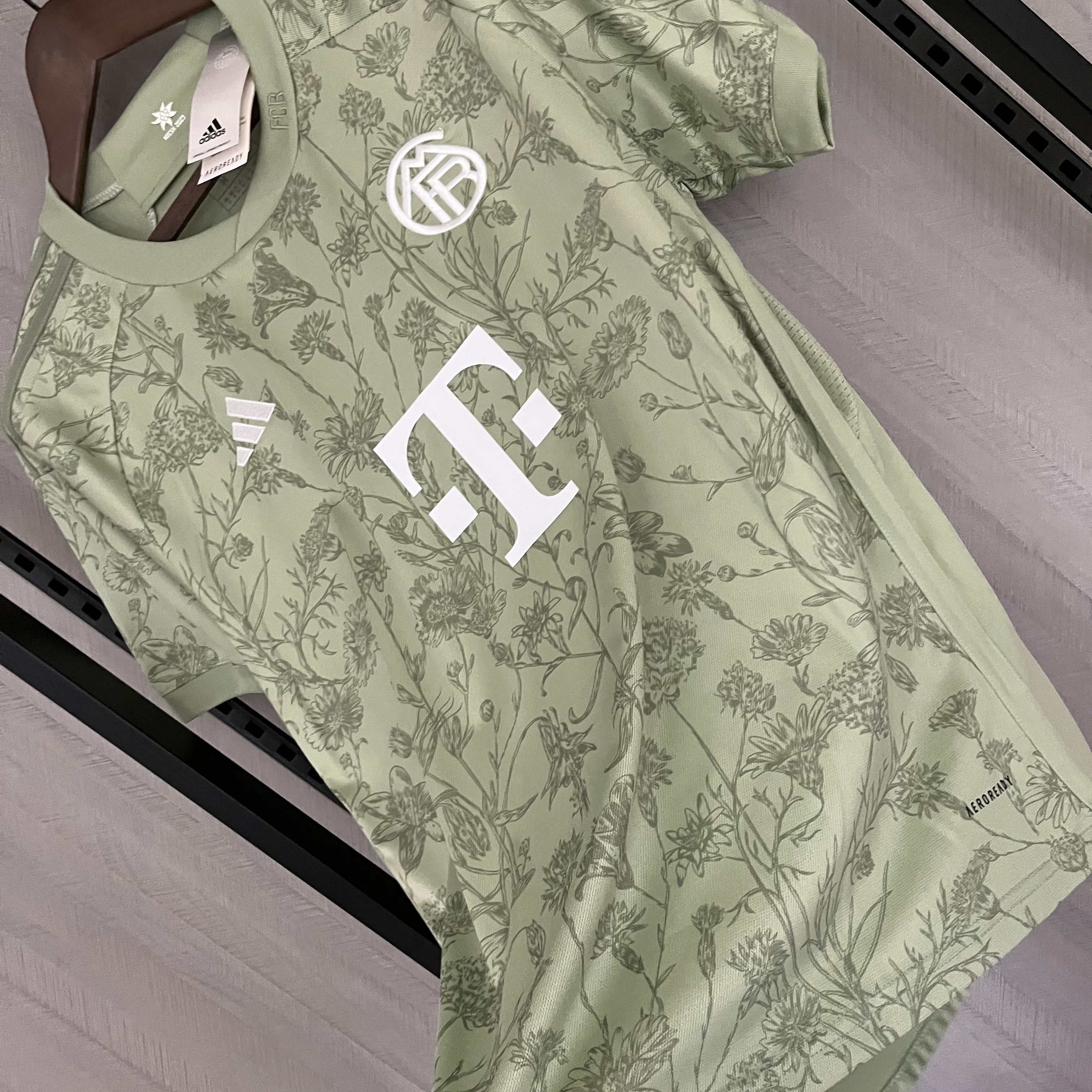 Camisola Bayern Munique Oktoberfest 23/24 - Versão adepto 10