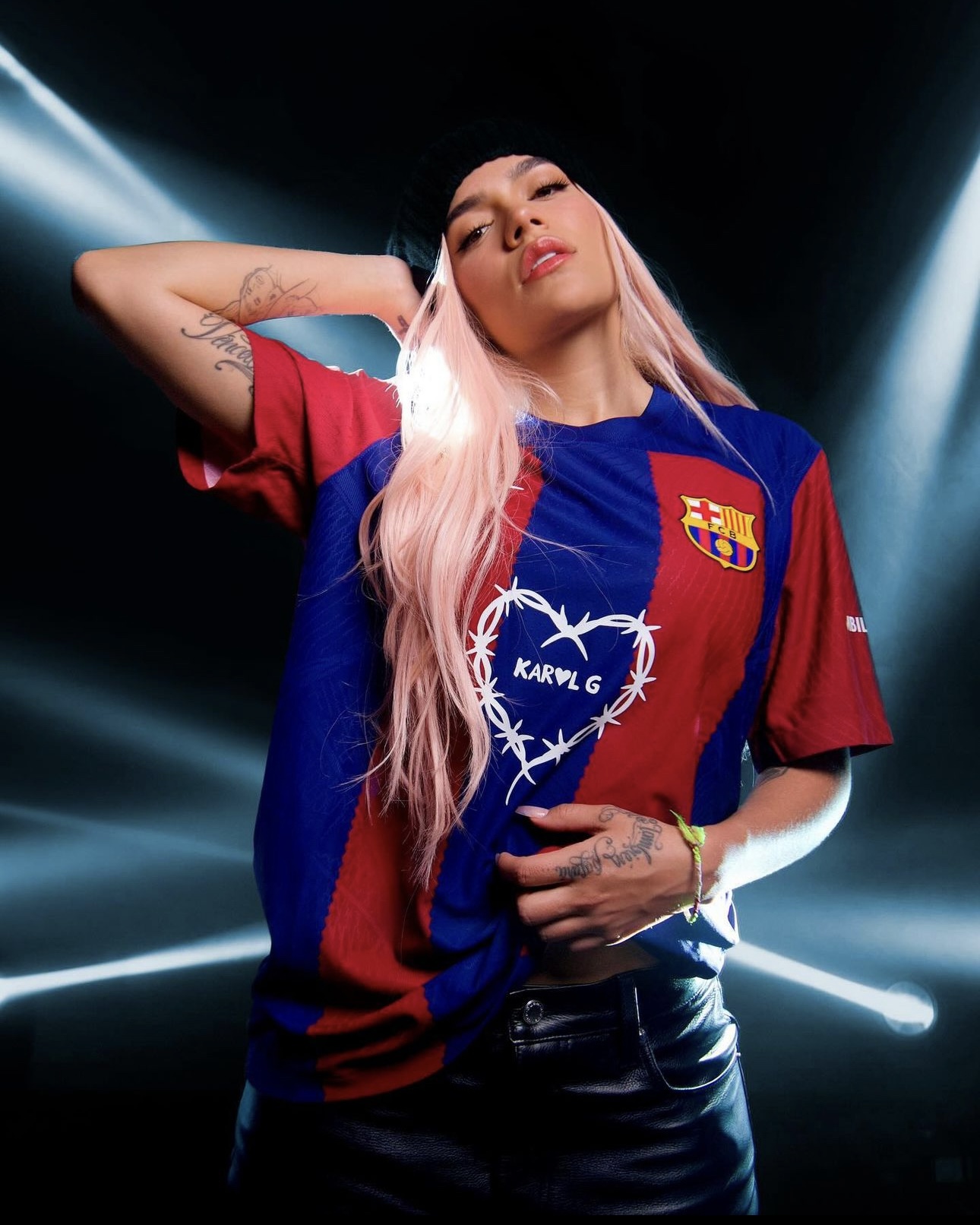 Camisola Principal Barcelona 23/24 Karol G - Versão Adepto 2