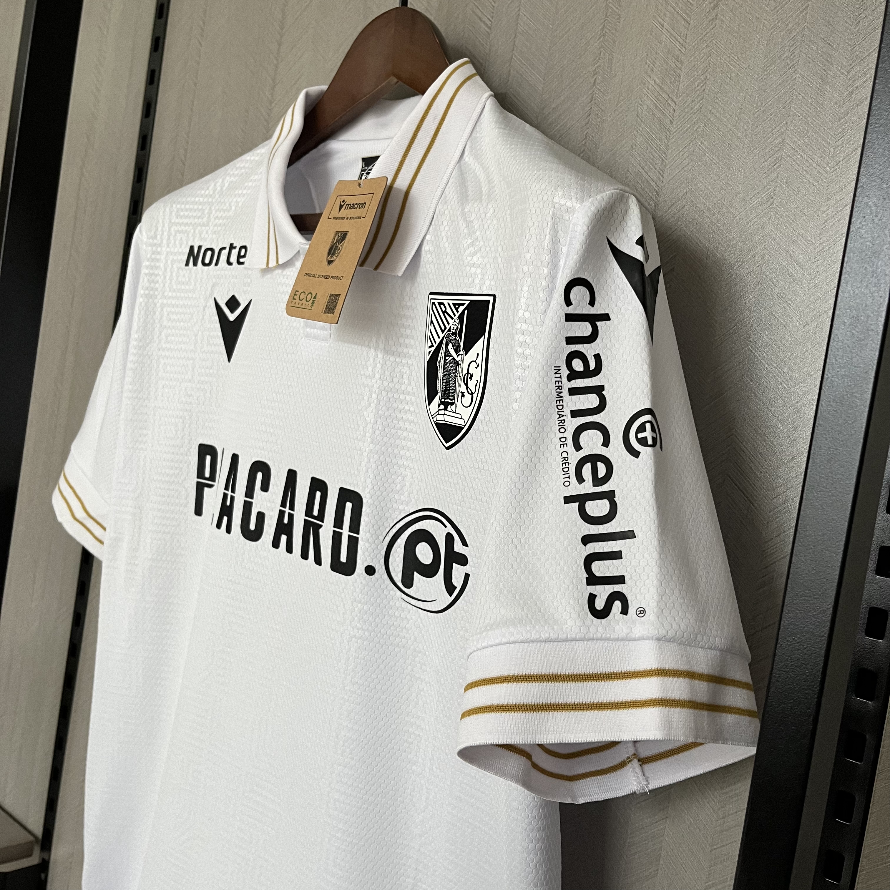 Camisola principal Vitória Guimarães 24/25  - Versão adepto 10