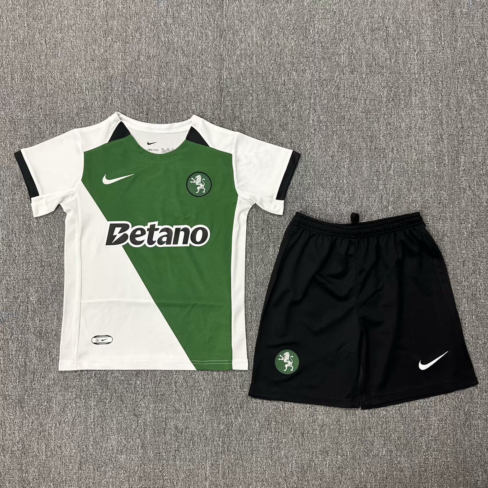 Kit Criança Sporting CP Stromp 24/25 1