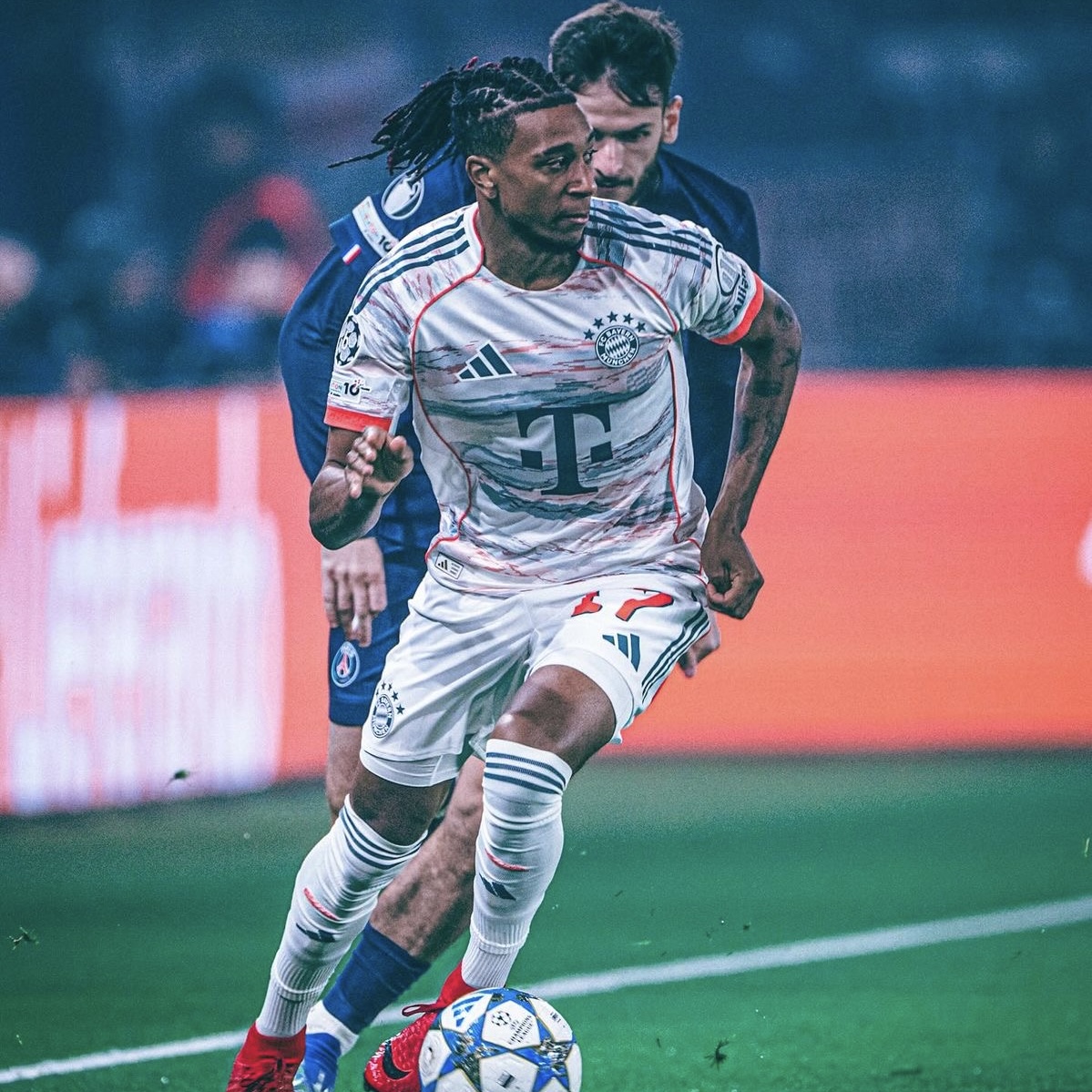 Camisola alternativa Bayern Munique 25/26 - Olise 17 4