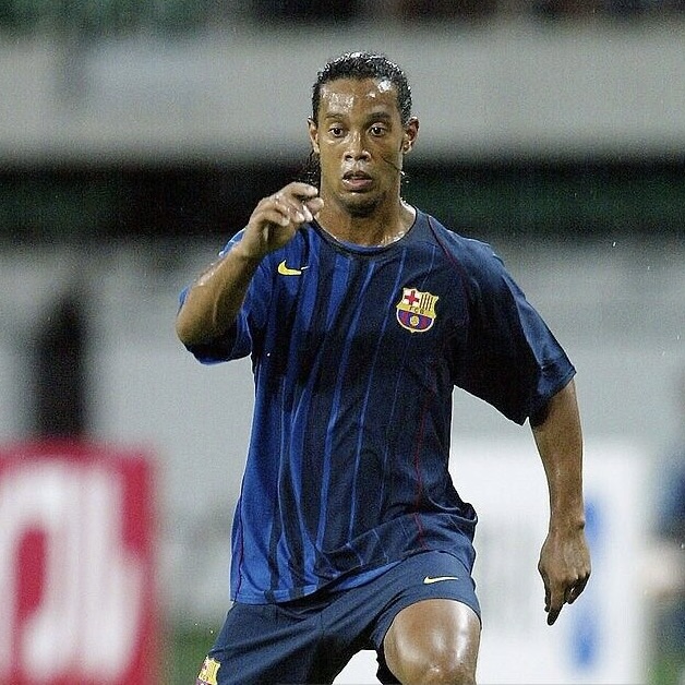 Camisola alternativa Barcelona 2004-2005 - Ronaldinho 10 - Versão adepto 2