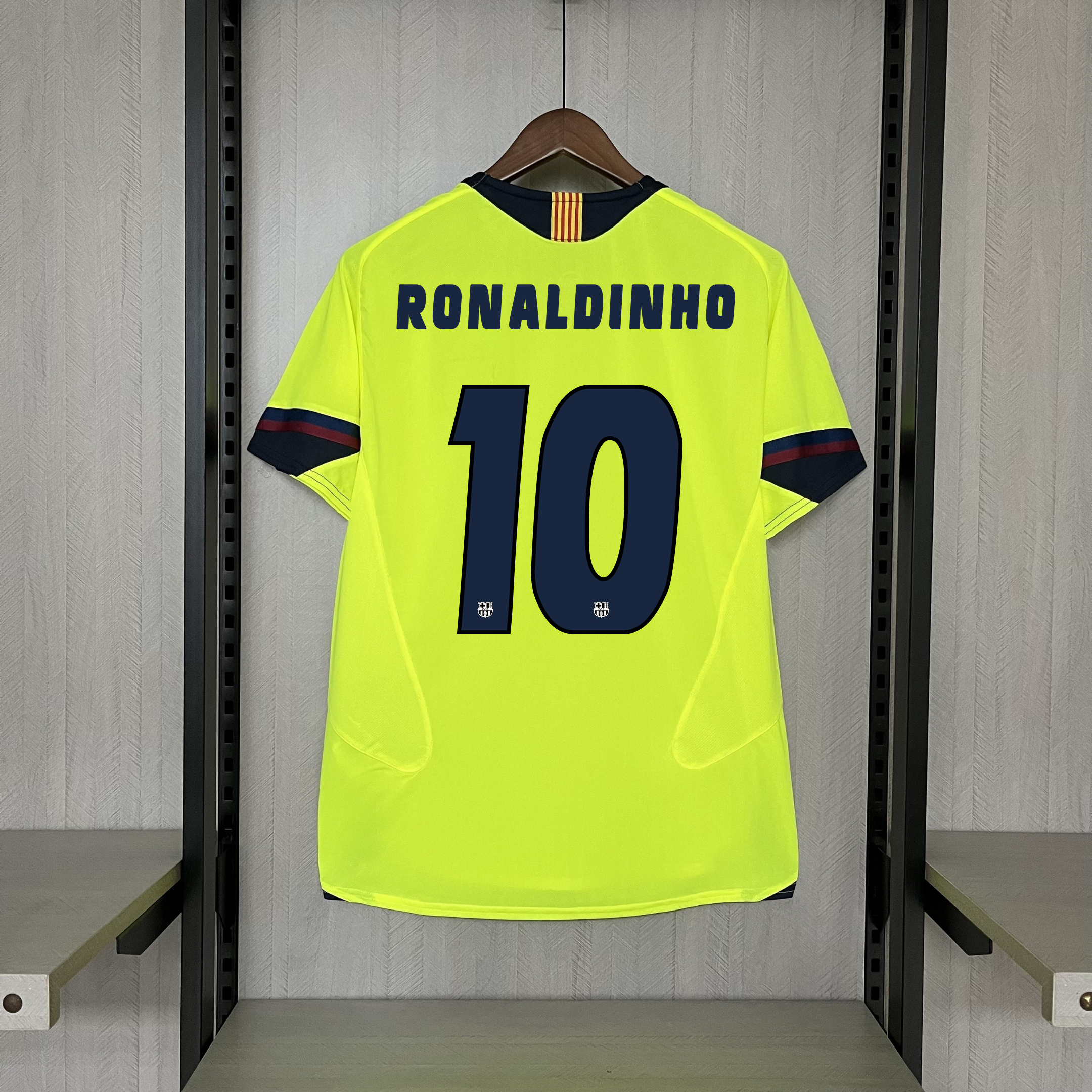 Camisola alternativa Barcelona 2005-06 - Ronaldinho 10 - Versão adepto 3